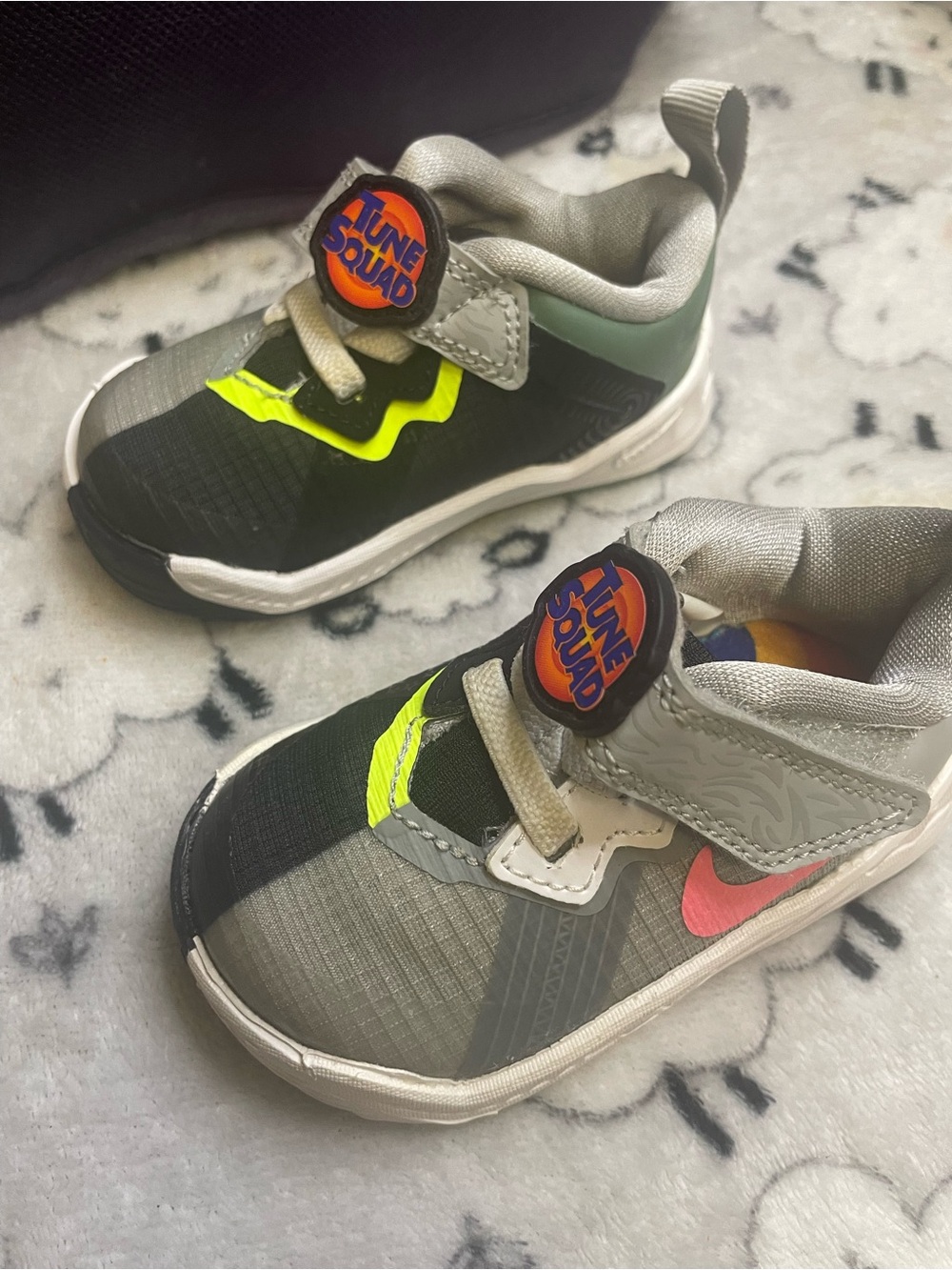 Nike Kids Sneakers in Gray, Black, Neon Yellow & Pink - Tune Squad Patch